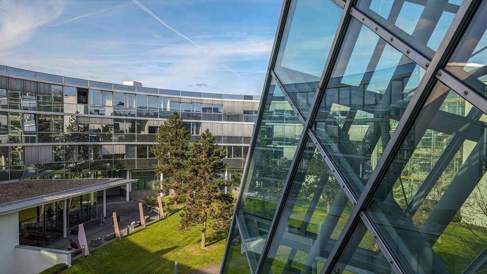 Die Glasfassade und der Innenhof vom Gebäude der Spring Boot Advance Schulung in Köln